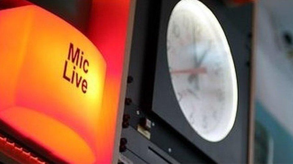 Radio live sign