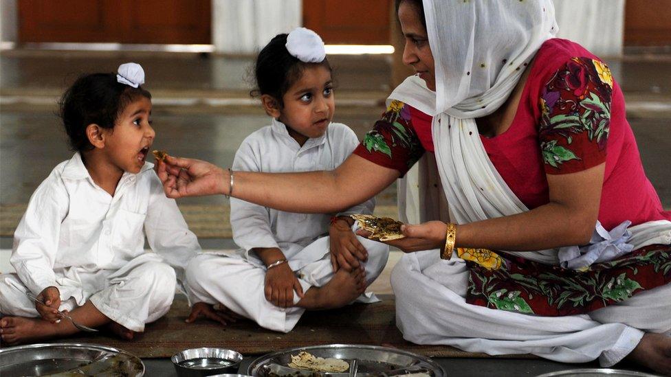 mum-feeds-kids-at-langar.