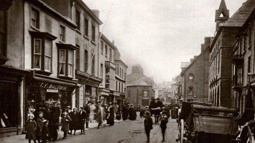 Pendre, Aberteifi yn 1915. Roedd yr olygfa yma i'w gweld ar gerdyn post i hyrwyddo busnes T F Baldwin (safle siop a deli Nelson's heddiw)