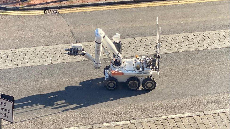 Bomb disposal robot