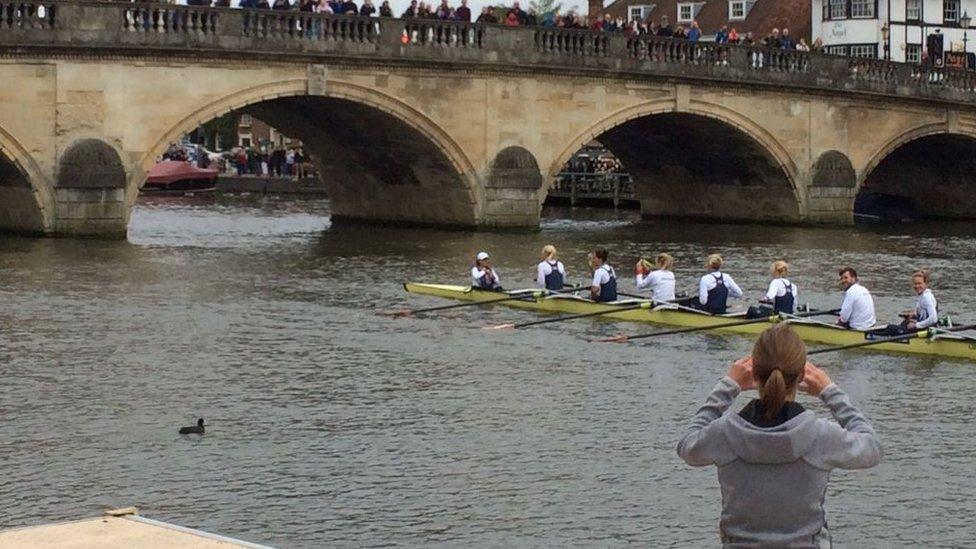 Henley Bridge row past