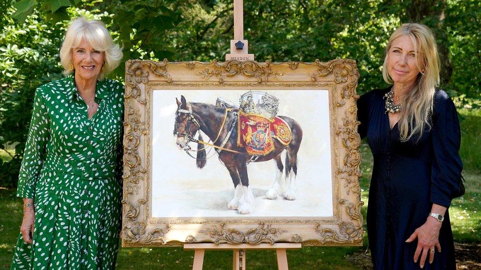 Queen Camilla with portrait of Juno next to the artist Mandy Shepherd