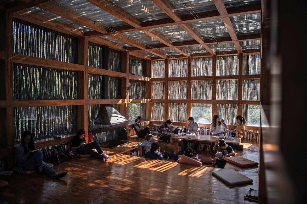 People reading inside Liyuan Library