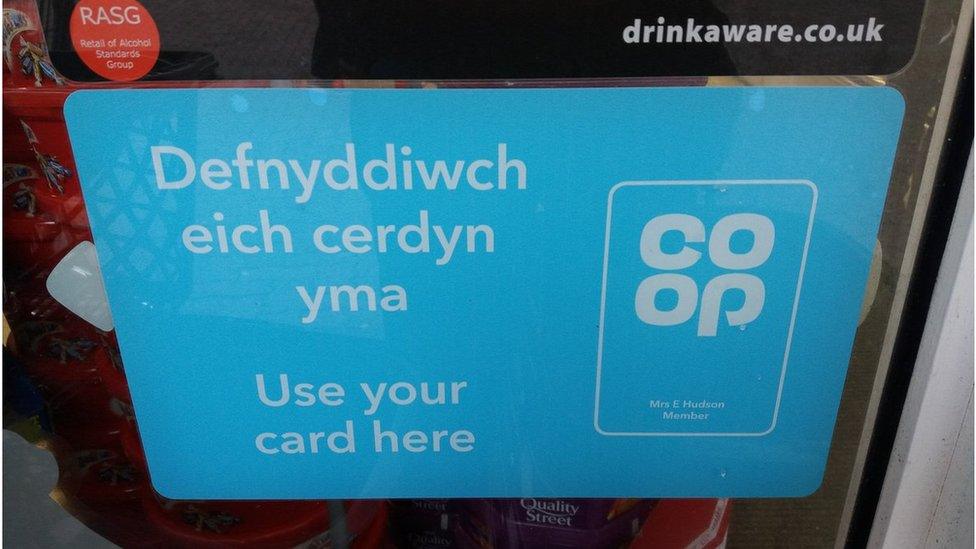 Arwydd Cymraeg ar Ynys Manaw