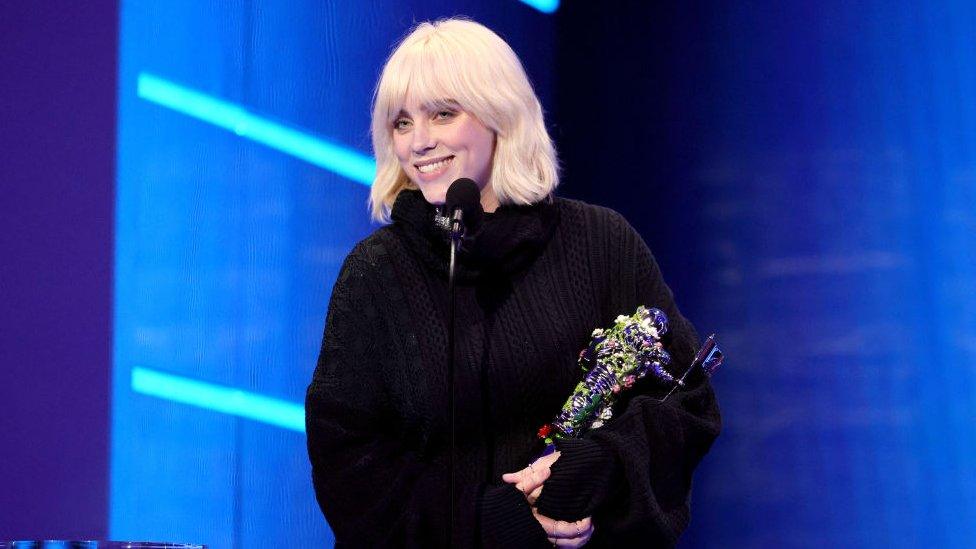 billie-eilish-accepts-her-award