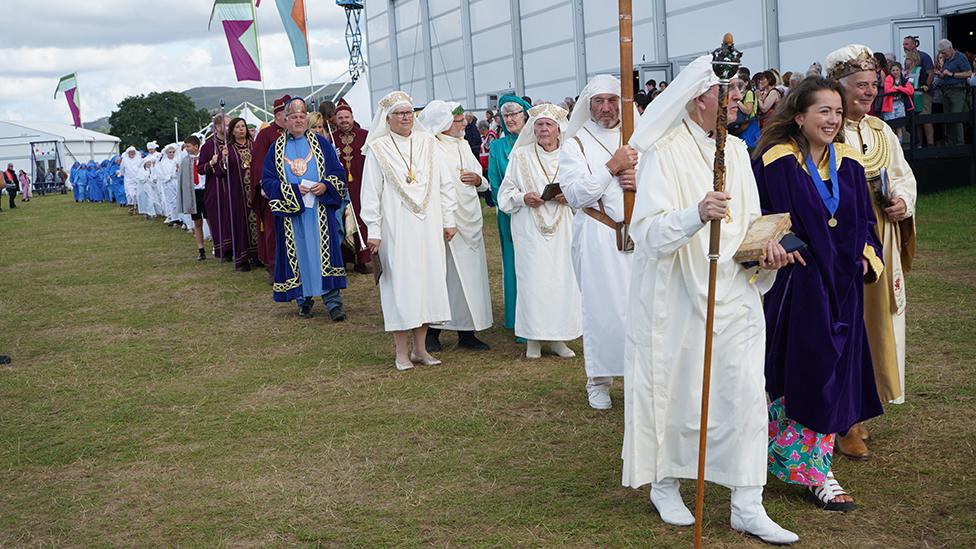 Sioned Erin Hughes yn cael ei chludo o'r pafiliwn ar ôl ennill y Fedal Ryddiaith