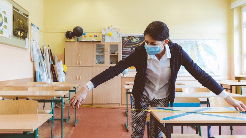 teacher-wearing-mask-in-classroom