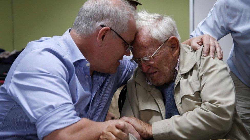 Australia PM Scott Morrison comforts a fire evacuee in Taree, NSW (10 Nov 2019)