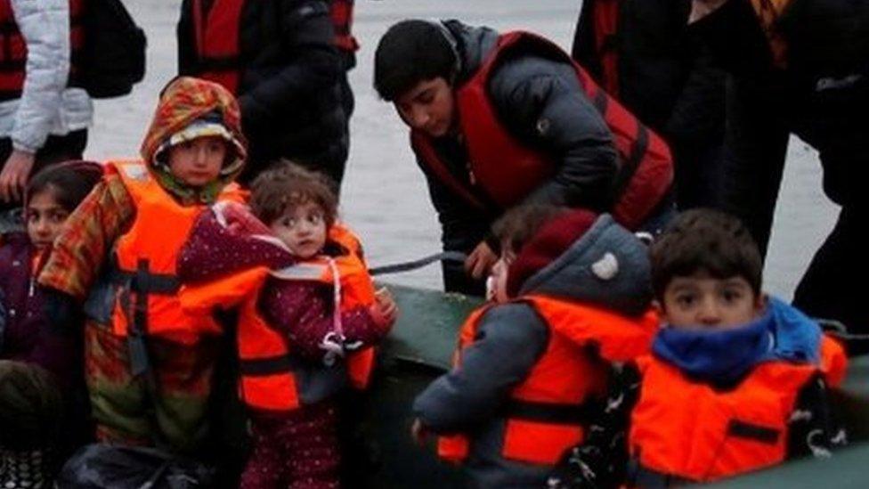 Unidentified migrants prepare to cross the English Channel (25/11/21)