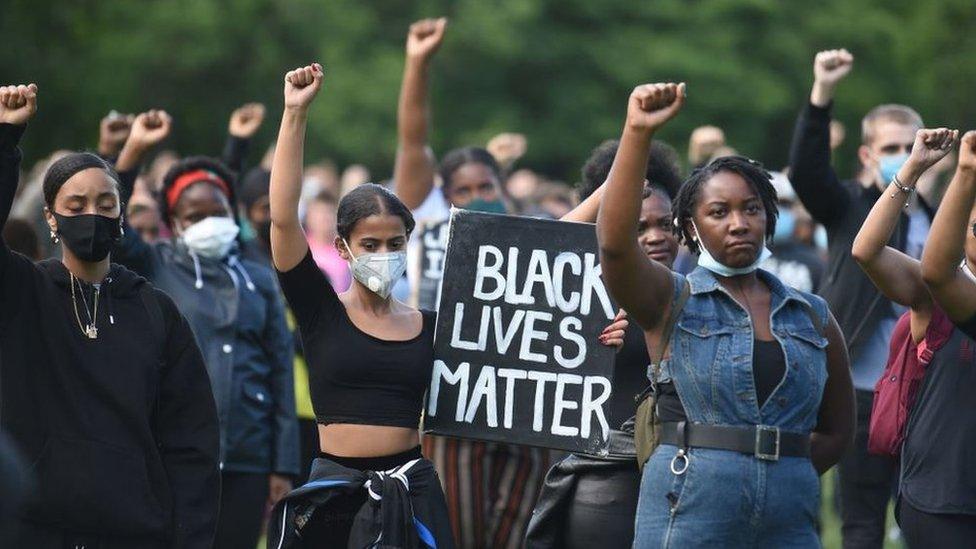 protestors-marching.