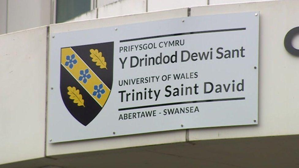 Arwydd Prifysgol Cymru Y Drindod Dewi Sant