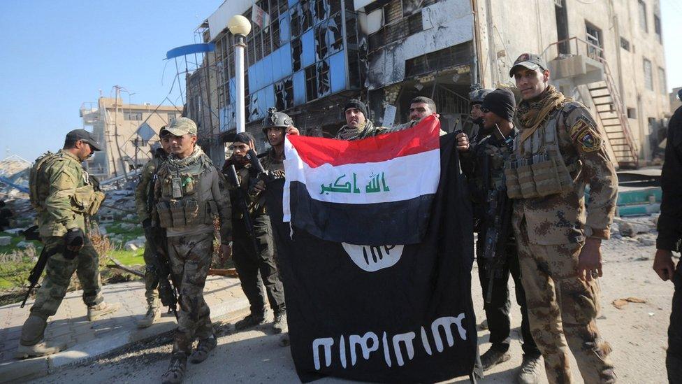 Iraqi soldiers pose with national flag in Ramadi. 28 Dec 2015