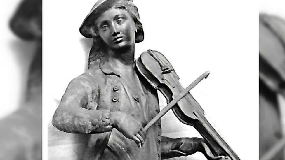 Statue of man playing the violin stolen from Moreton-in-Marsh