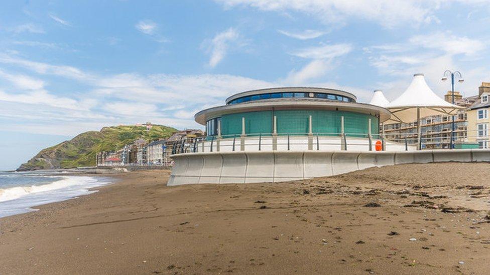 Traeth y Gogledd yn Aberystwyth