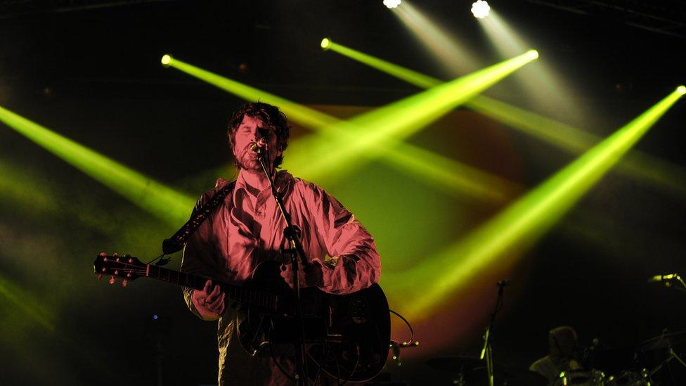 Gruff Rhys a'r Super Furry Animals