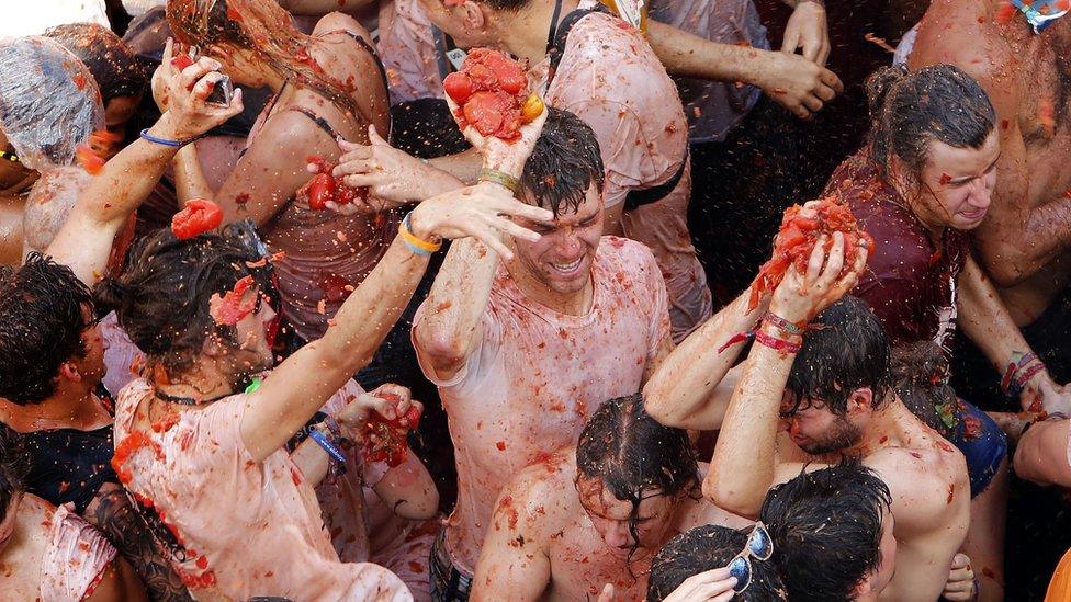 People throwing tomatoes at the tomatina fiesta