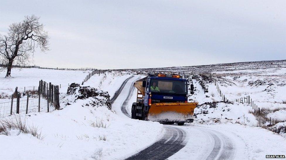 Làraidh a' cur salainn air an rathad