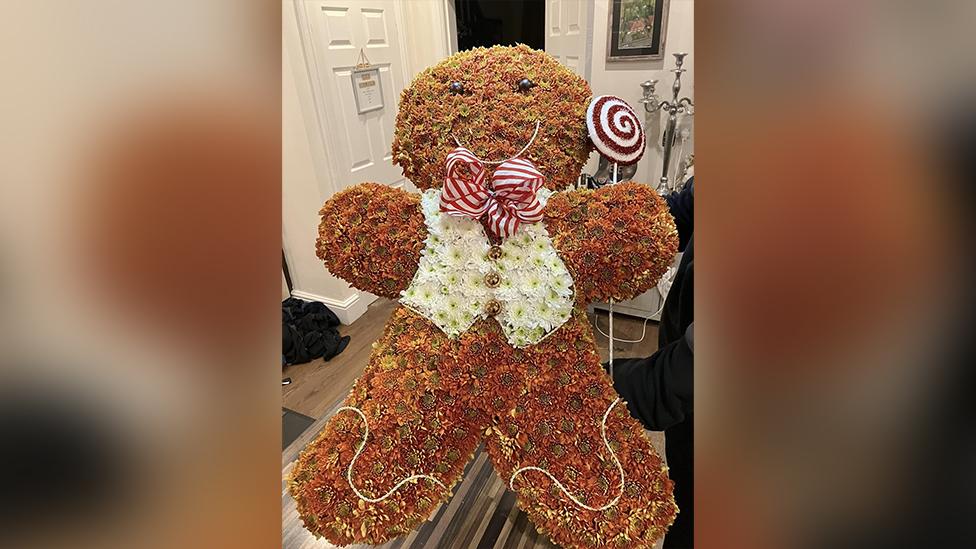 A gingerbread man wreath