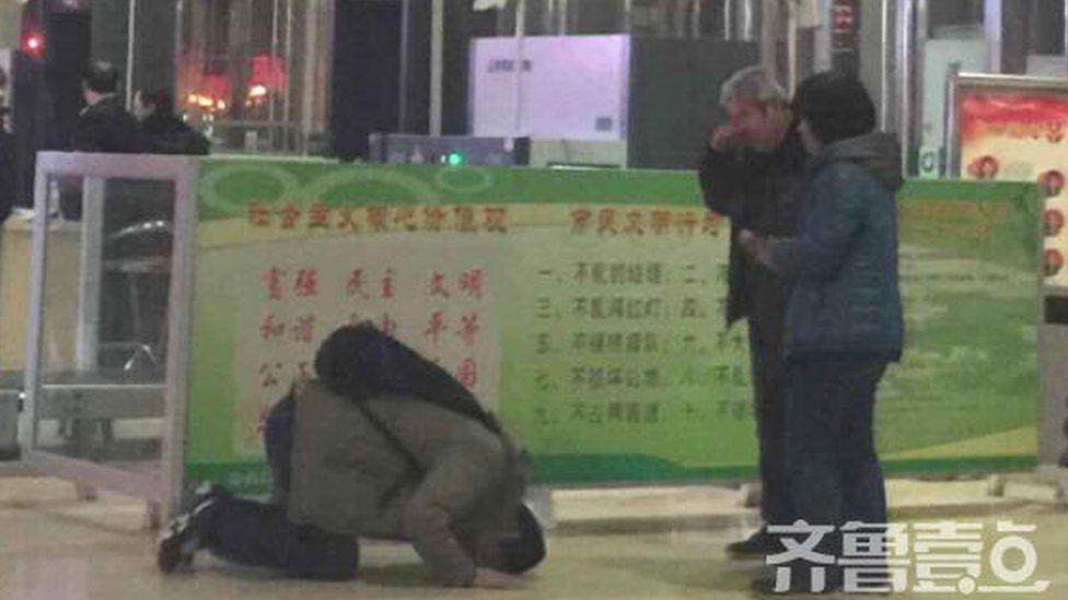 An image showing a man kowtowing to his elderly parents, as published in the Qilu Evening Post