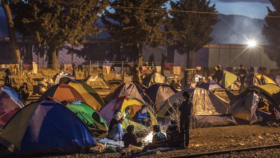 Families camp on rail tracks at the Idomeni refugee camp on the Greek-Macedonia border (06 March 2016)