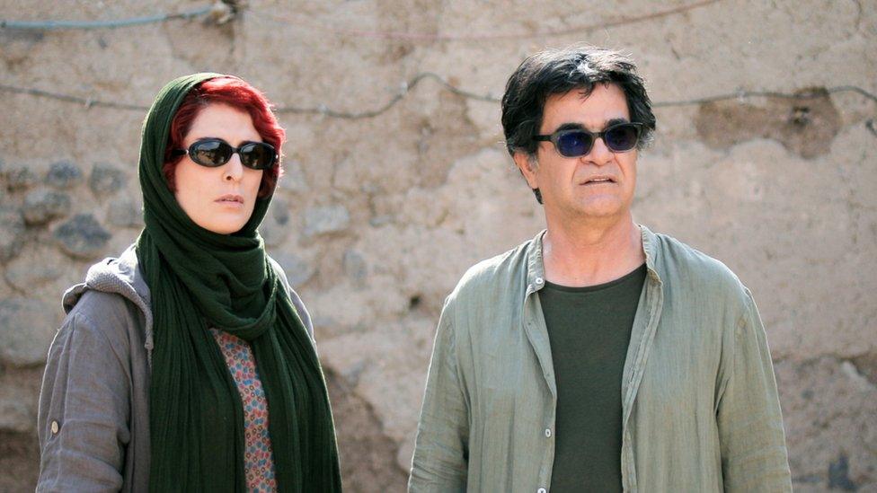 Jafar Panahi (R) in the film 3 Faces (2019)