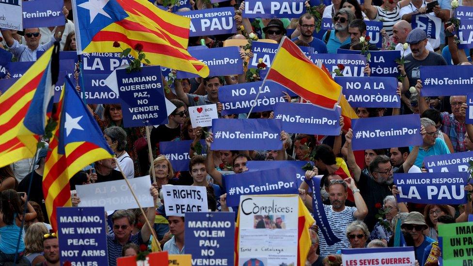 Some signs read "No tenim por", meaning "We are not afraid" in Catalan