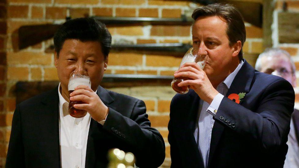 David Cameron and Xi Jinping in a pub