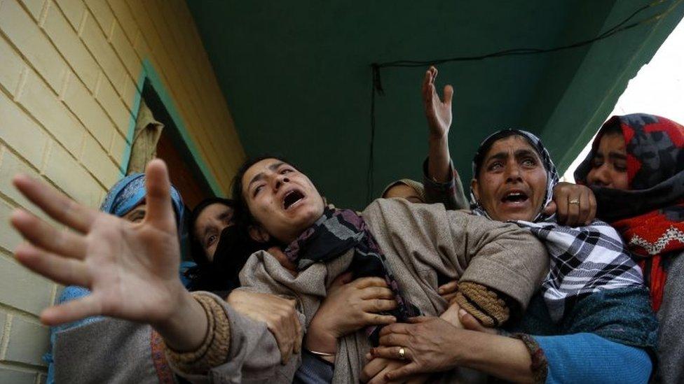 Relatives of Abdul Ghani Mir, who was killed in the cross fire between government forces and rebels (21 February 2016)