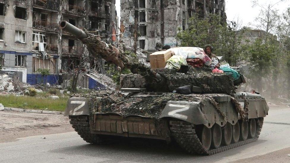 Russian tank in Popasna carrying boxes - 26 May