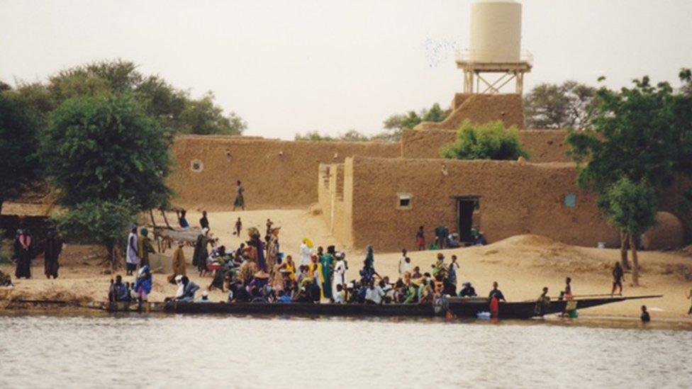 Ar lan afon Niger