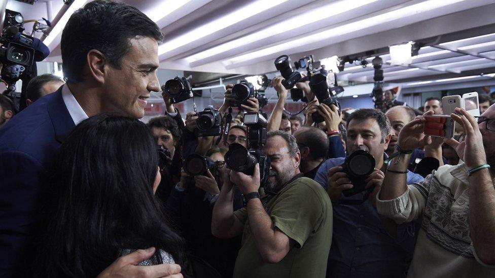 Pedro Sanchez poses for photographers after the election results are announced (20 Dec 2015)