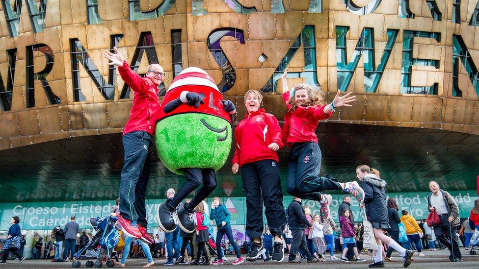 Mistar Urdd ac athletwyr Cymru