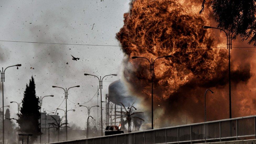 Fire and smoke billow following a car bomb explosion as Iraqi forces clash with Islamic State (IS) group fighters in Mosul on March 5, 201