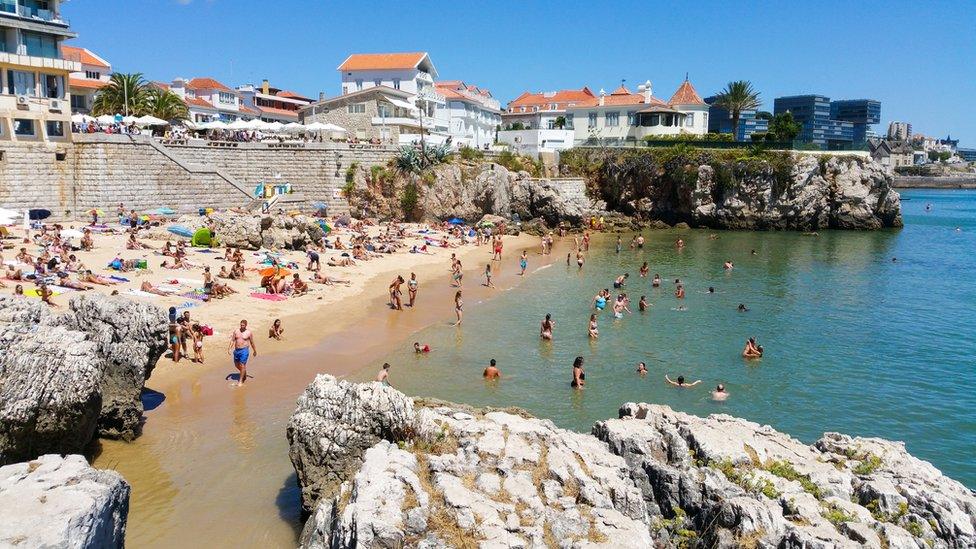 Crowds at Praia da Rainha in Cascais, in August 2016