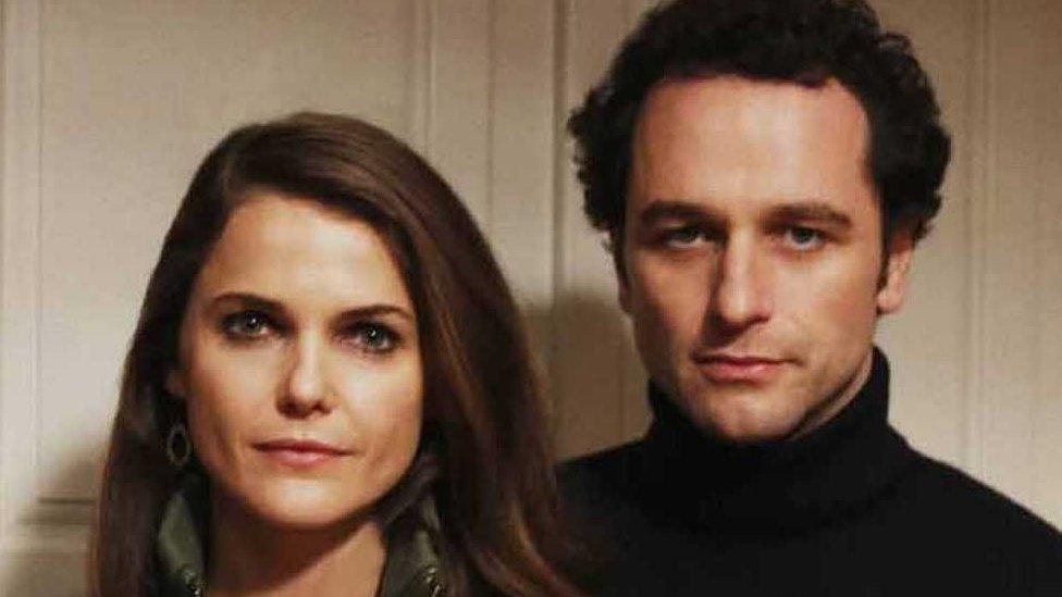 Matthew Rhys a Keri Russell yn 'The Americans'