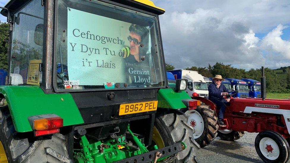 Tractor yn dangos cefnogaeth i raglen Geraint Lloyd