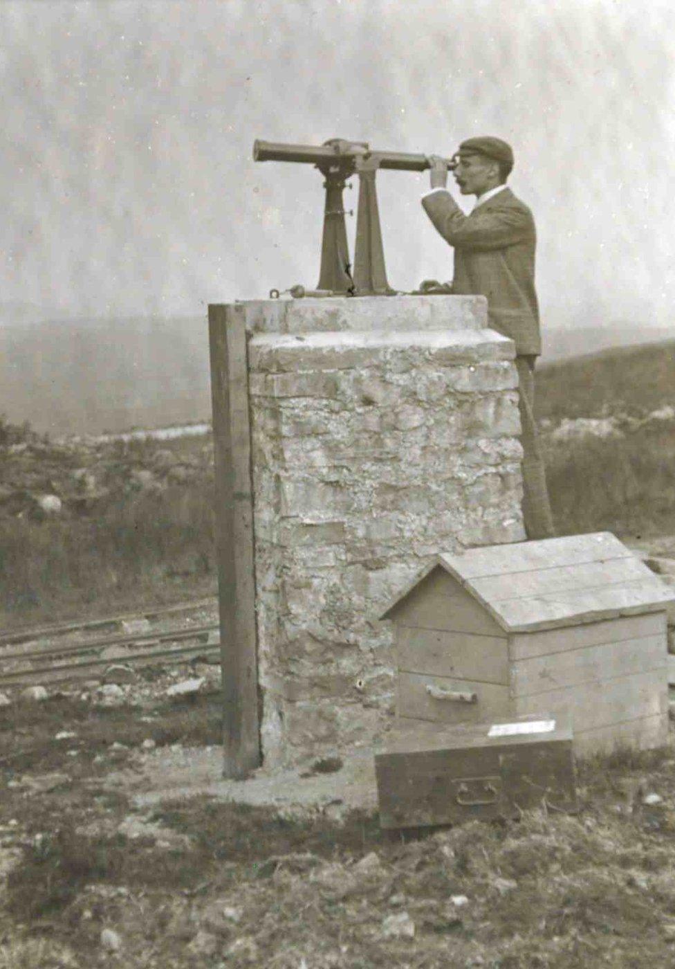 siteline worker viewing showing a worker doing so from a smaller observation post.