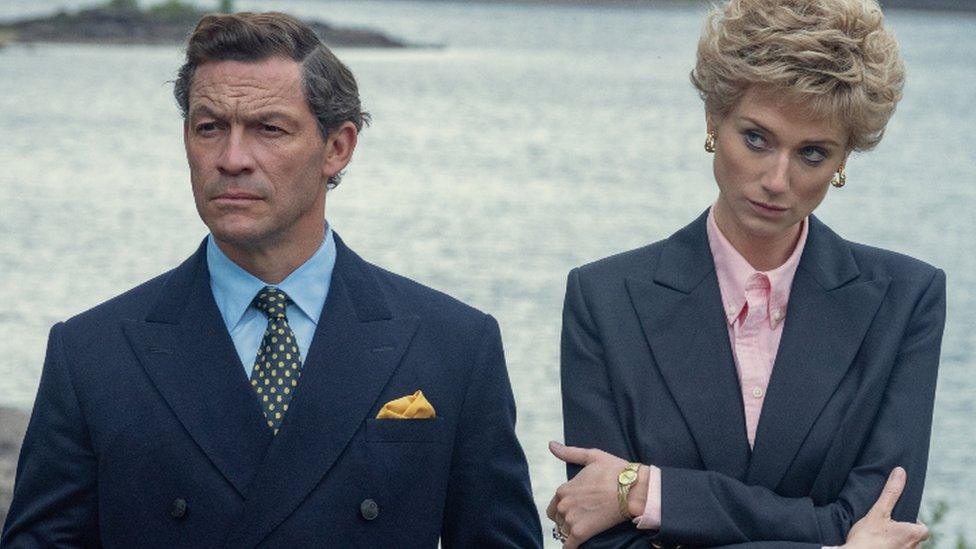 Dominic West and Elizabeth Debicki in The Crownn