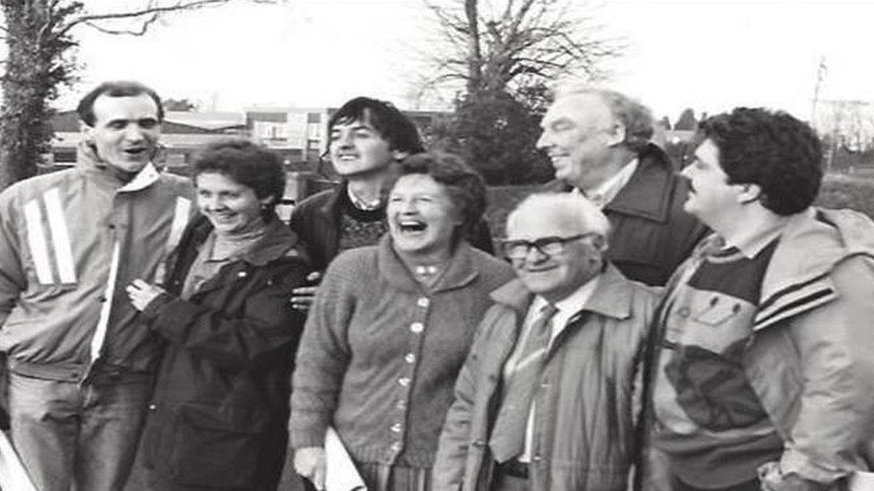 Teulu Nyth Cacwn gynt (o'r chwith): Henri (Dafydd Aeron), Delyth (Gwyneth Davies), Wiliam (Ifan Gruffydd), Mam (Grett Jenkins), Herbert Thomas (William Vaughan), Einon (John Phillips) a Twm Post (Phil Harries)