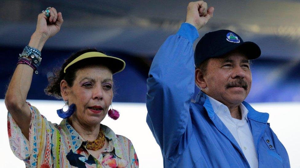 Nicaraguan President Daniel Ortega and his wife, Vice-President Rosario Murillo, raise their fists during the commemoration of the 51st anniversary of the Pancasan guerrilla campaign in Managua, on August 29, 2018