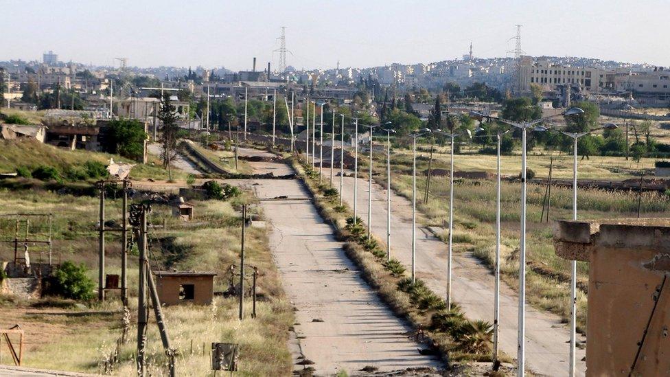 Main road leading to Handarat area, north of Syrian city of Aleppo (19 April 2016)