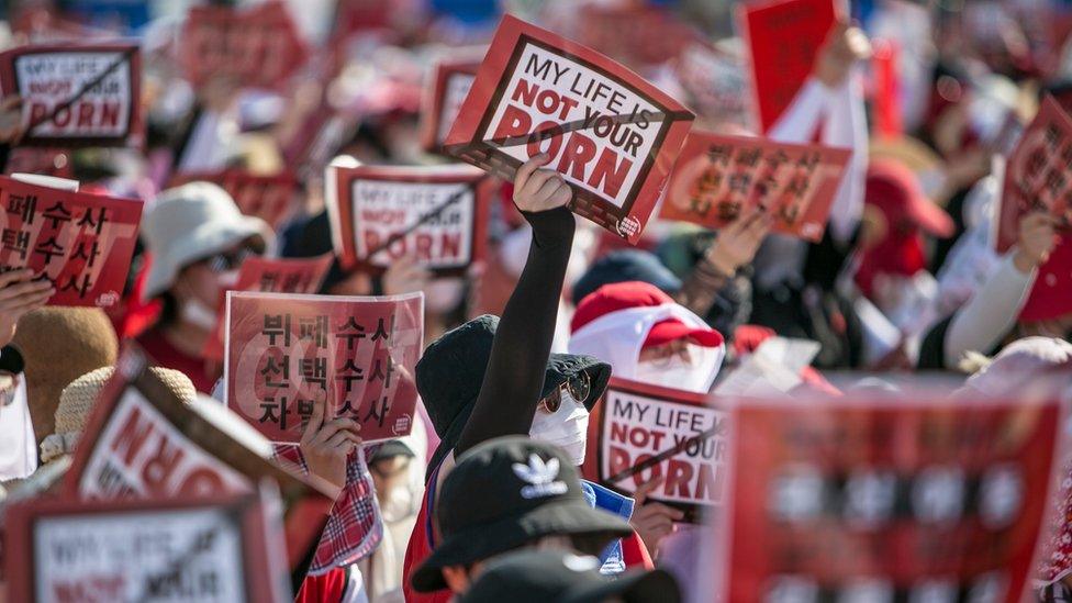 South Korean women protest against sexism and hidden camera pornography, holding signs reading "my life is not your porn", 4 August 2018