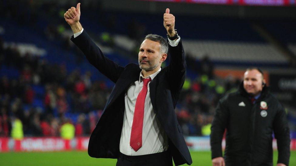 Ryan Giggs yn ddagreuol yn diolch i'r ffans