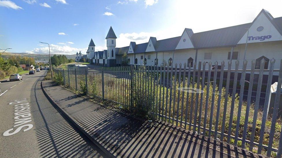 Heol Abertawe, Merthyr Tudful ger Trago Mills