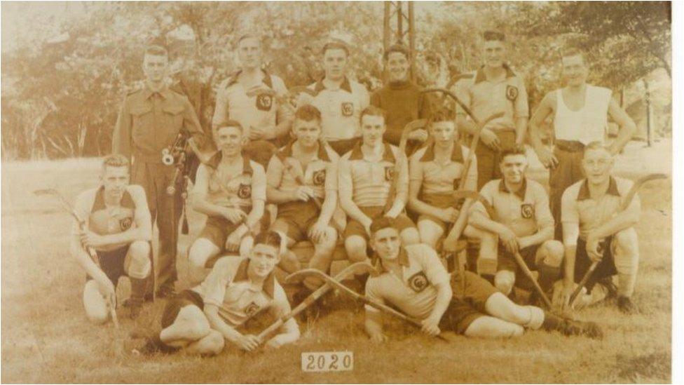 Sgioba camanachd ann an Campa Stalag Xic, 1942.