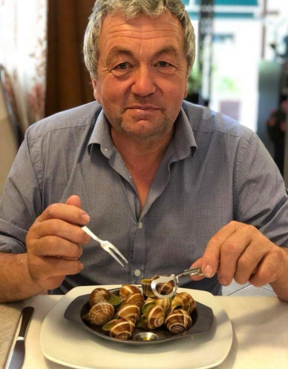 Richard yn mwynhau escargot