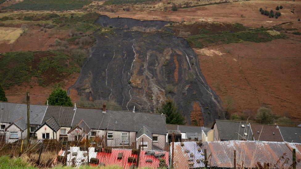 Llun cyffredinol o dirlithriad yn y Rhondda ar 18 Chwefror, 2020, ym Mhendyrus, Cymru