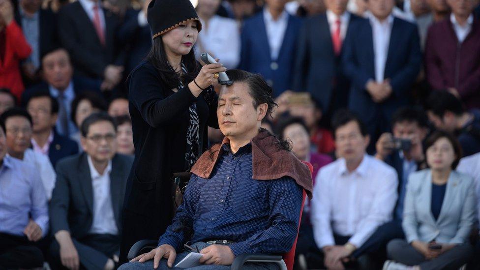 Hwang Kyo-ahn getting his head shaved