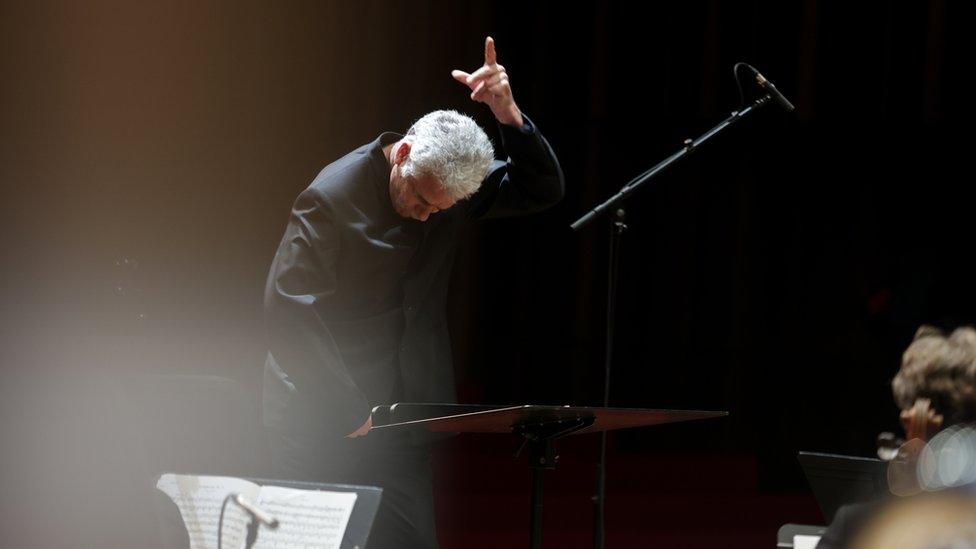 Grant Llewellyn conducting