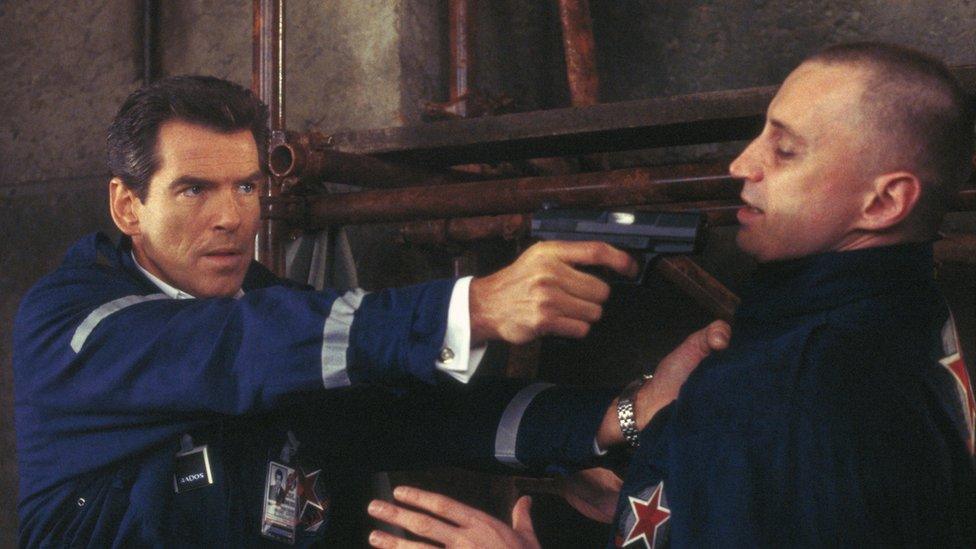 Pierce Brosnan and Robert Carlyle on the set of ' The World is not Enough'